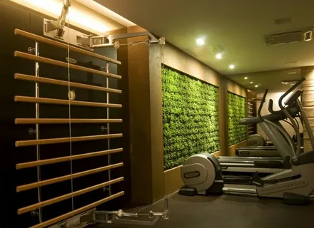 Murs végétaux et bien-être dans un espace fitness